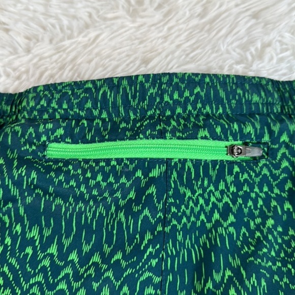 Nike Dri-Fit Green Pattern Running Shorts - Picture 5 of 9